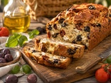 Cake salé aux olives, feta et tomates séchées : la recette du sud