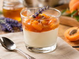 Panna cotta aux abricots et miel de lavande : la recette estivale onctueuse