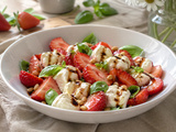Salade de fraises et mozzarella : la recette d’entrée printanière express
