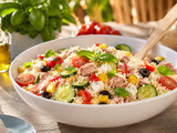 Salade de riz d’été au thon et légumes du soleil : la recette fraîche