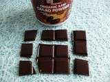 Tablette de chocolat cru aux graines de chanvre (diététique, bio, sans gluten ni sucre ni lait, riche en fibres et protéines)