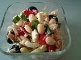 Salade de haricots blancs, jambon, olives et poivrons rouges