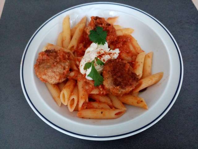 Spaghettis aux boulettes, sauce tomate et basilic 