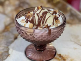 Coupe glacée, fruits confits et sauce chocolat  Parfait Viviane  de Cyril Lignac