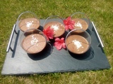 Mousse au chocolat végétalienne (sans oeufs) avec du jus de haricots rouges