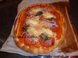 Pizza aux tomates, fromage maison et feuilles de sauge