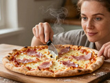 Pizza pâte brisée jambon fromage : la recette rapide pour une croûte croustillante