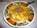 Plat cocotte de pommes avec des petits pois à la viande,