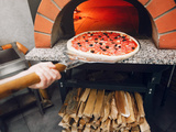 Pourquoi choisir un four à pizza en brique réfractaire pour sa cuisine extérieure
