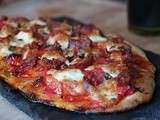 Pizza chorizo, poivrons et tomates rôtis