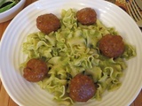 Boulettes de saucisses sur pâtes au pesto simplifié