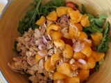 Salade-repas canicule au poulet et aux fruits frais