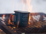 Comment faire : Faire du « café suédois » sur un feu de camp sans cafetière