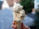 Parce que c’est l’été : Vous devriez faire cette crème glacée au miel brûlé et au basilic
