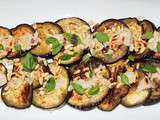 Aubergines grillées à la plancha, pignons et sauce tahini sumac
