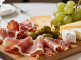 Comment disposer de la charcuterie sur un plat : l’anatomie invisible de la composition qui impressionne tes invités