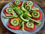 Tomates avocats et kiwis en salade