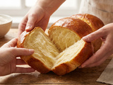 Brioche maison moelleuse sans robot : recette à mie filante