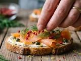 Délices Express : Toasts au Saumon Fumé et Fromage Frais à Savourer