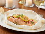 Saumon papillote festive : citron, aneth et baies roses
