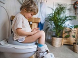 Pour aider un enfant à aller aux toilettes rapidement : solutions naturelles