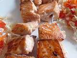 Brochettes de saumon mariné et salade mixte