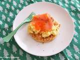 Blinis, oeufs brouillés, saumon fumé et oeufs de truite (Blinis, scrambled eggs, smoked salmon and trout eggs)