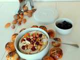 Camembert fondu au four, cranberries, noix variées et petits pains au lait (Melted Camembert baked in the oven, cranberries, varied nuts and small buns)