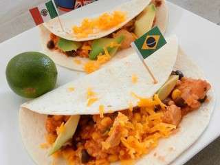 Défi Cuisine du Monde : quand le Brésil rencontre le Mexique - Fajitas au riz mini, haricots noirs, avocat, maïs, tomate et cheddar