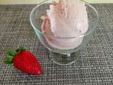 Glace à la fraise à la sorbetière ou turbine à glaces (Strawberry ice cream in ice cream maker)