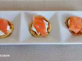 Poffertjes (mini crêpes hollandaises) au saumon fumé (Poffertjes (mini Dutch pancakes) with smoked salmon)