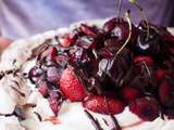 Pavlova au chocolat et aux fruits rouges