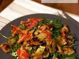 Salade de roquette aux ravioles poêlées, chips de pancetta et champignons