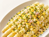 Asperges blanches : l’épluchage qui évite les fibres et une cuisson en 20 minutes