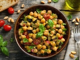 Aubergines, pois chiches et tomates : cette salade italienne va devenir votre incontournable de l’été
