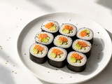 Faire des sushis maison sans les rater : riz vinaigré, roulage serré et découpe nette