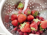 Non, ce n’est pas comme ça qu’on lave des fraises : 3 astuces à connaître absolument