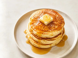 Pancakes fluffy réussis : pâte épaisse, feu doux et bulles à surveiller