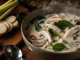 Soupe Tom Kha Gai : la recette authentique au lait de coco et poulet