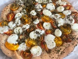 Focaccia aux tomates cerises, romarin et mozzarella