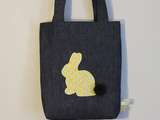 Tote bag pour enfant, spécial Chasse aux Oeufs de Pâques ( + faire des minis pompons en laine avec une fourchette en image)
