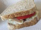 Sandwich au pain complet, poulet, tomates & salade verte
