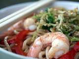 Nouilles sautées aux crevettes et légumes, chou mariné & sésame