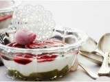 Duo, fromage blanc/yaourt à la grecque parfumé au coquelicot sur lit de rhubarbe et menthe cristallisée.......coulis de fraise