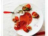 Gaspacho melon, fraises, tomates avec son jambon d'Aoste grillé et ses figues fraîches