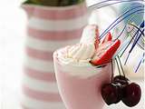 Milk-shake aux fruits rouges et poudre de biscuits roses Fossier