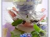 Mousse à la violette et saladier de glace parsemé de fleurs