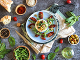Chèvre frais apéro aux tomates séchées, basilic et olives