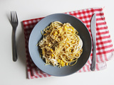 Gratin de spaghetti au maïs, courgettes jaunes et piment fumé
