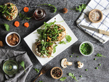 Muffins au chèvre frais, carottes, petits pois et chutney de rhubarbe